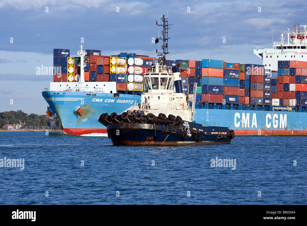Tirare le barche con contenitore nave pronta al dock a Southampton Foto Stock