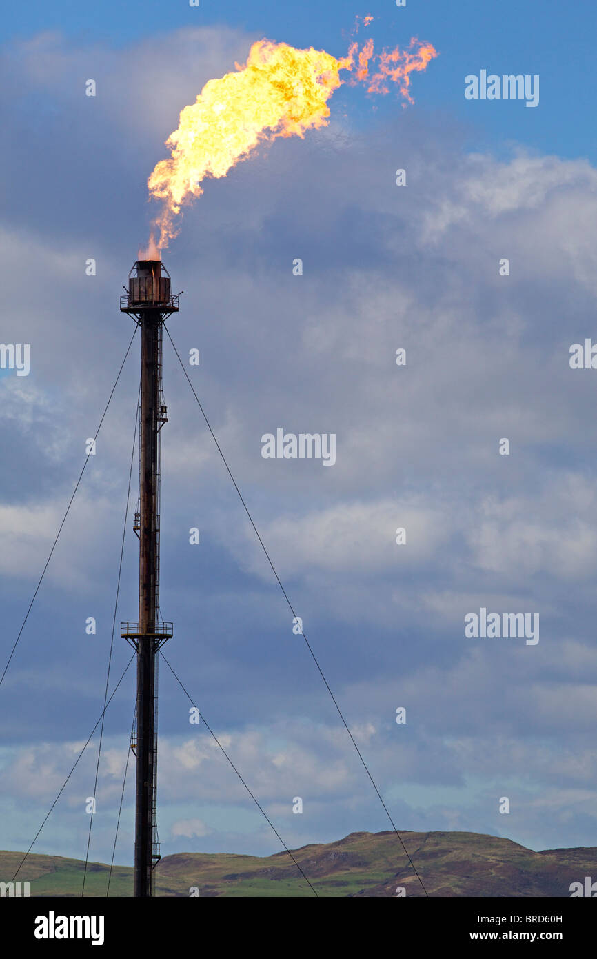 Una svasatura combustione a fiamma libera dei gas non utilizzabili a Exxonmobil Fife Impianto di etilene, Scozia Foto Stock