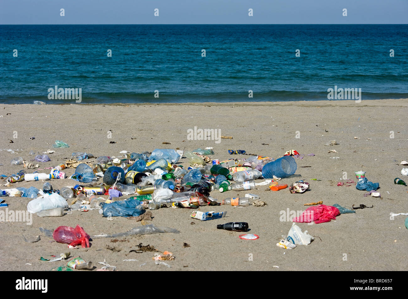 Inquinato Beach sulla costa meridionale della Bulgaria Foto Stock