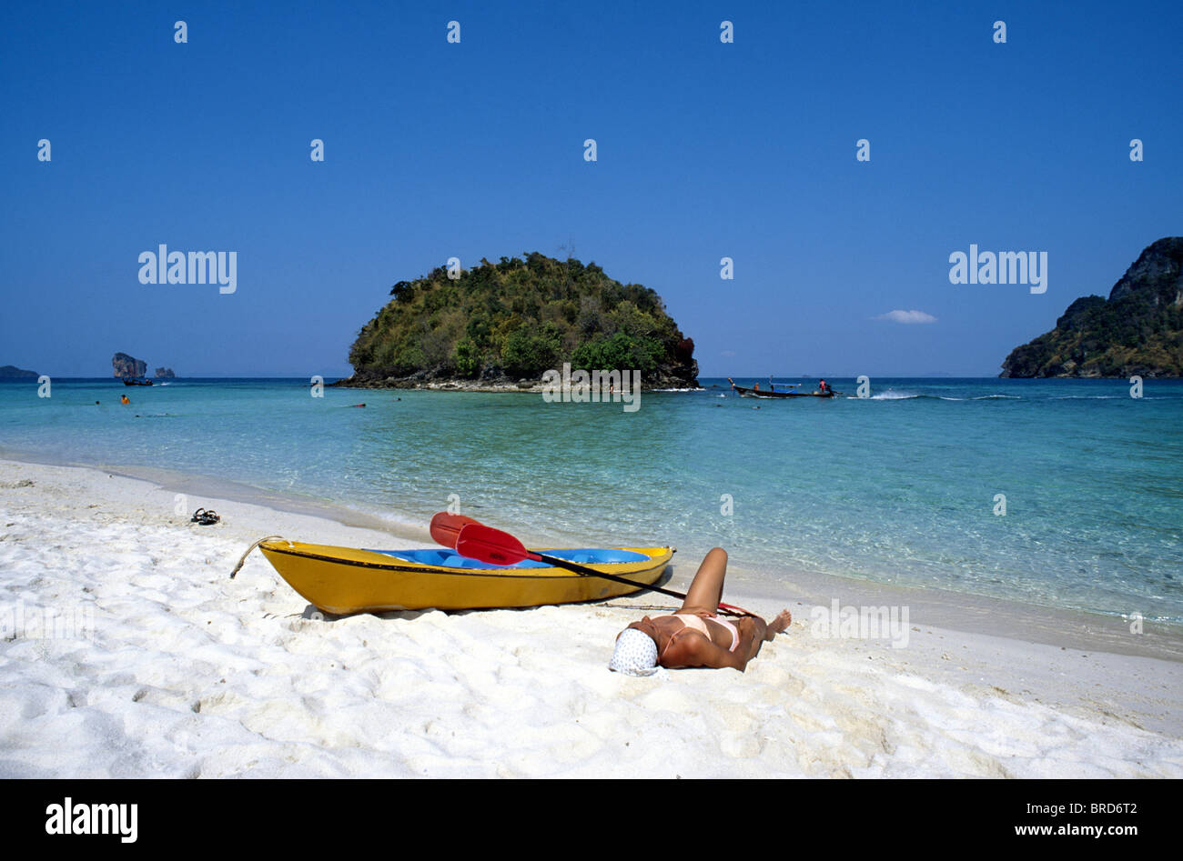 Donna sdraiata sulla spiaggia, Ko Poda, Krabi, Thailandia Foto Stock