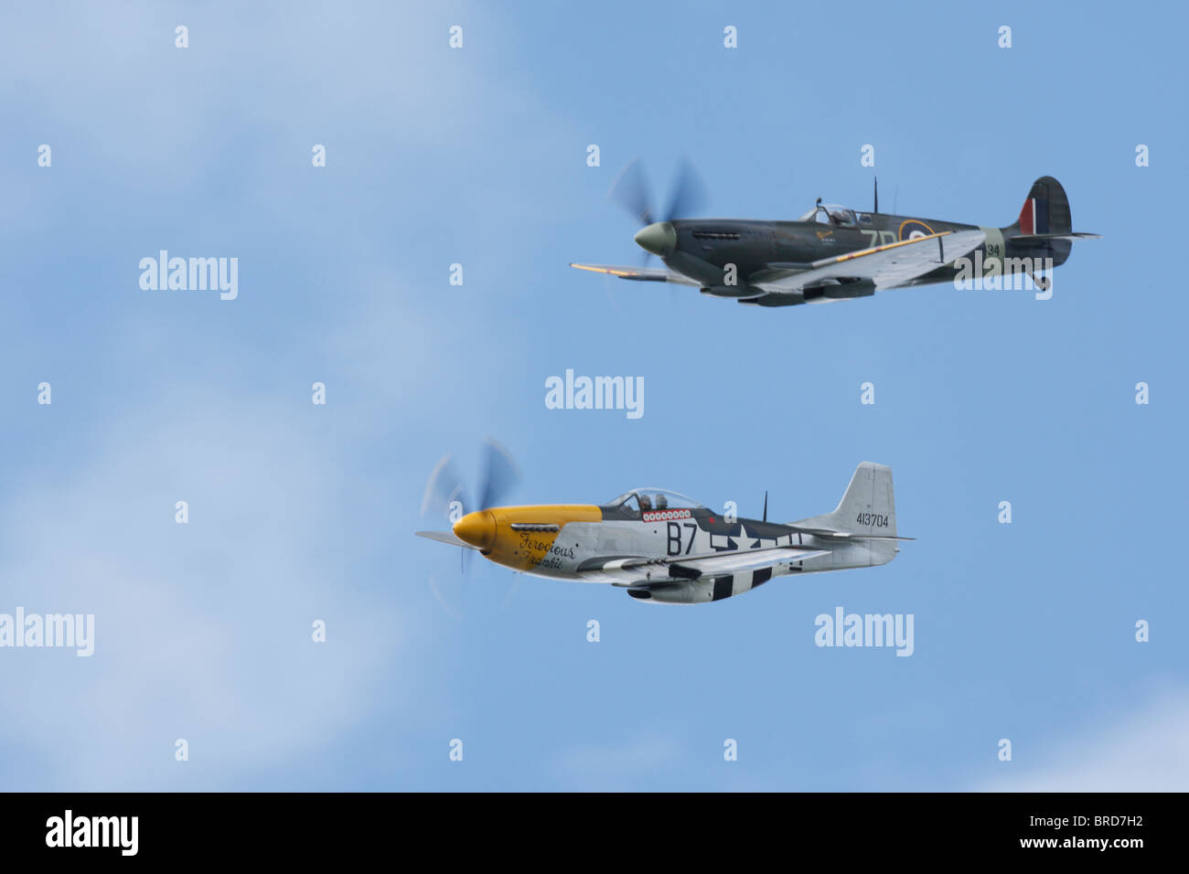 Un P51D Mustang e un Super marine Mk IXB Spitfire in stretta formazione Foto Stock