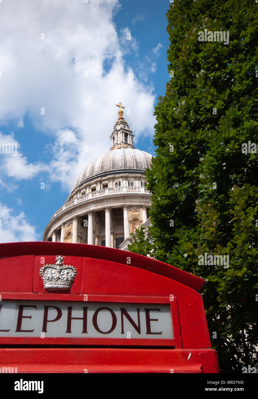 Un rosso Londra casella telefono visto in primo piano con la Cattedrale di St Paul e all'indietro. Foto Stock