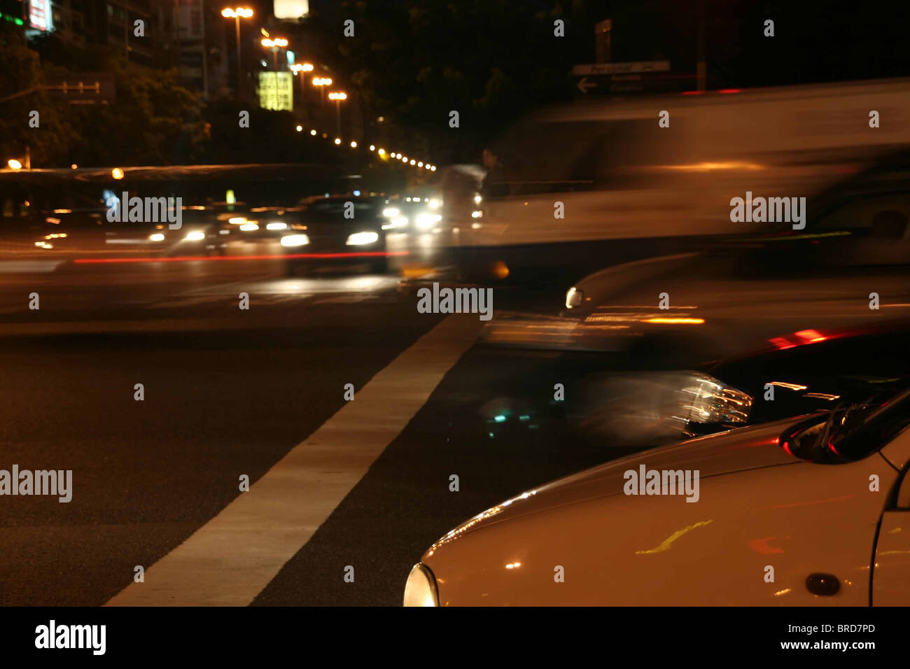 Il traffico a croce, notte, Avenue del 9 luglio, Buenos Aires, Argentina Foto Stock
