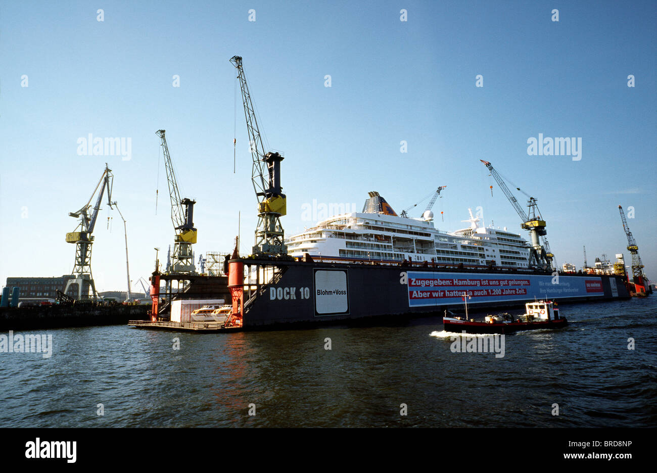 Dock 10 di Blohm + Voss cantiere navale nel porto di Amburgo. Hapag-Lloyd proprietà crociera MS Europa è collegato a una docking station per la manutenzione. Foto Stock