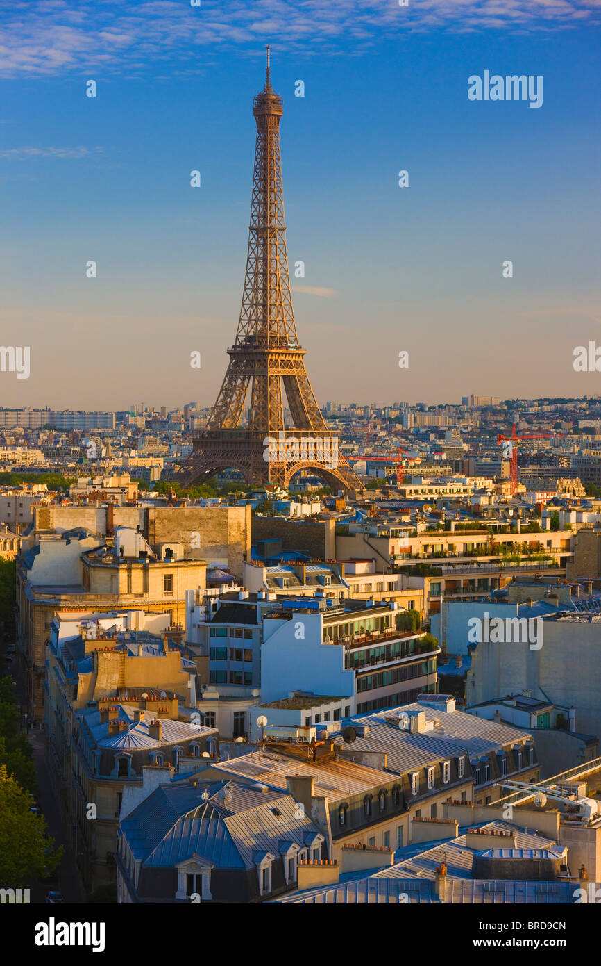 Vista in elevazione della Torre Eiffel, Parigi, Francia Foto Stock