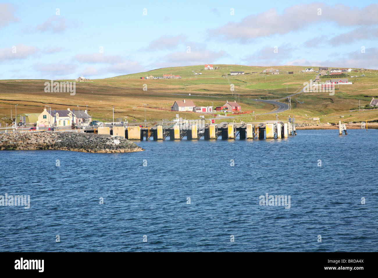 Vista di Ulsta, Yell, dal traghetto, Yell, isole Shetland, Scozia Foto Stock