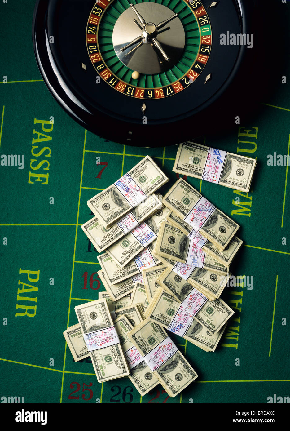 Mazzette di 100 Dollari Americani note e ruota della roulette su Casino green baize Foto Stock Mazzette di 100 Dollari Americani note e ruota della roulette su Casino green baize Foto Stock