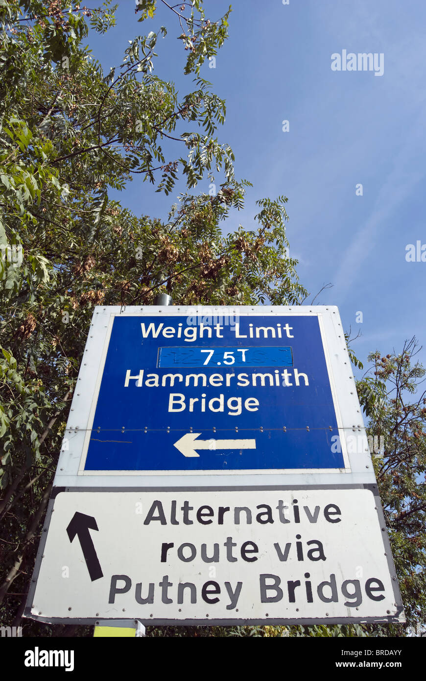 Accedi a sud-ovest di Londra che mostra il peso del veicolo limite per Hammersmith Bridge e le indicazioni per il percorso alternativo tramite putney Foto Stock