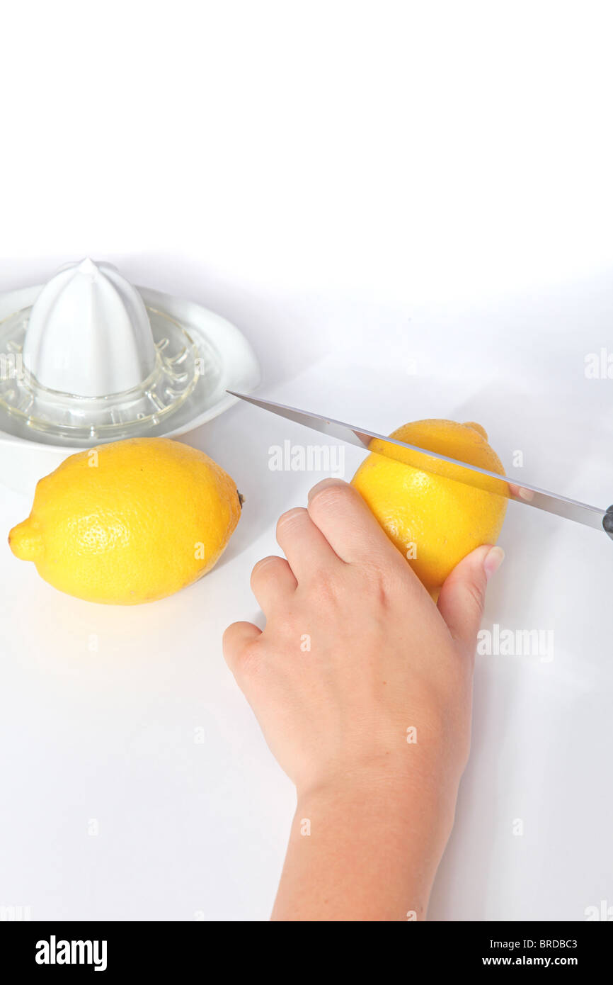 Una persona tagliare i limoni. Tutti gli isolati su sfondo bianco. Foto Stock