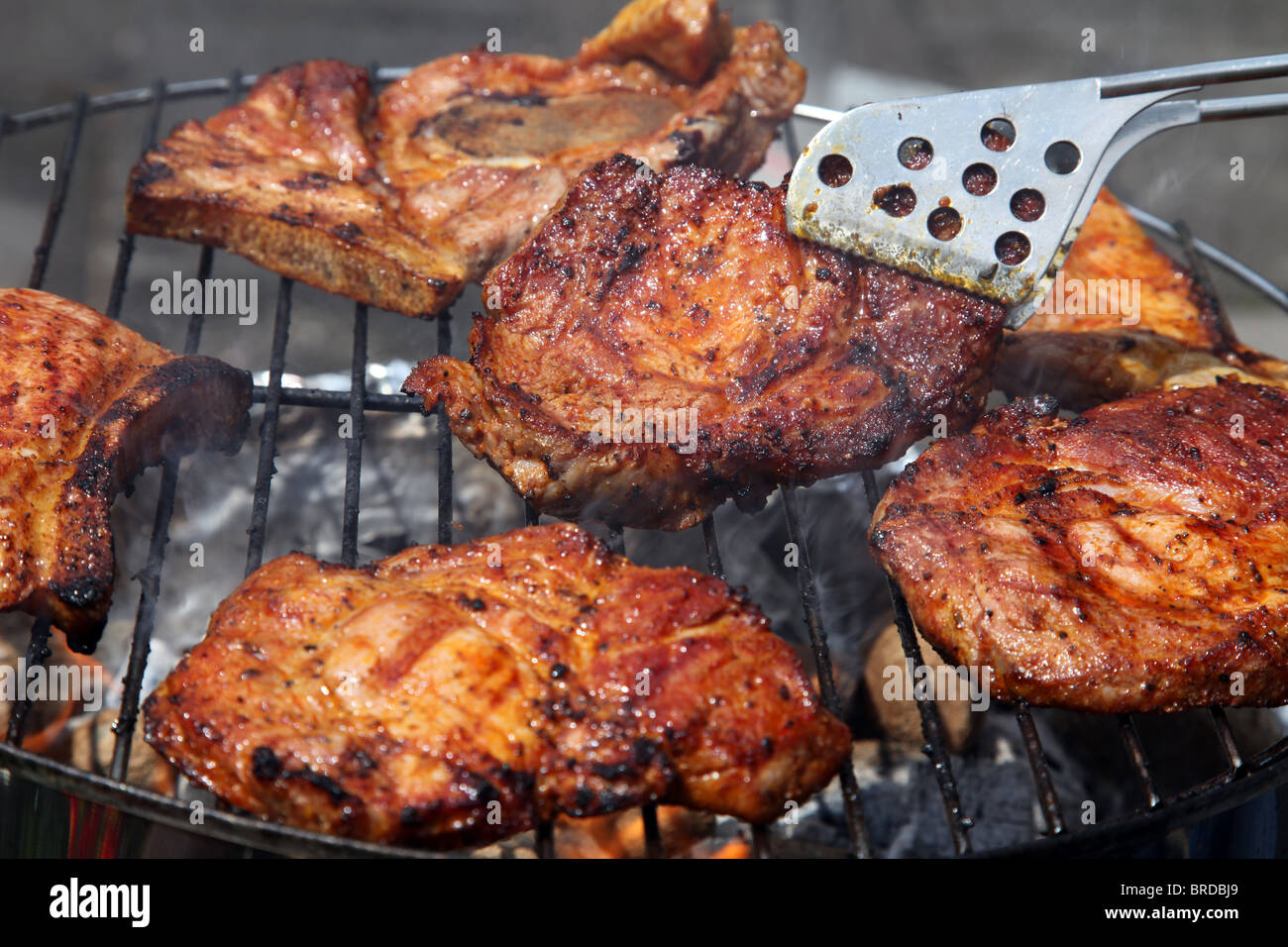 Un bel grill barbecue con deliziose bistecche marinaded. Foto Stock