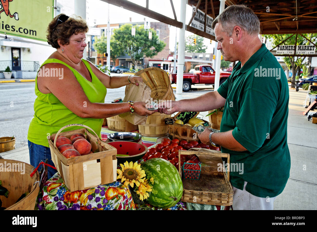L'uomo Acquisto di produrre al mercato degli agricoltori a New Albany, Indiana Foto Stock
