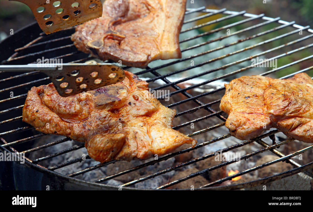 Un bel grill barbecue con deliziose bistecche marinaded. Foto Stock