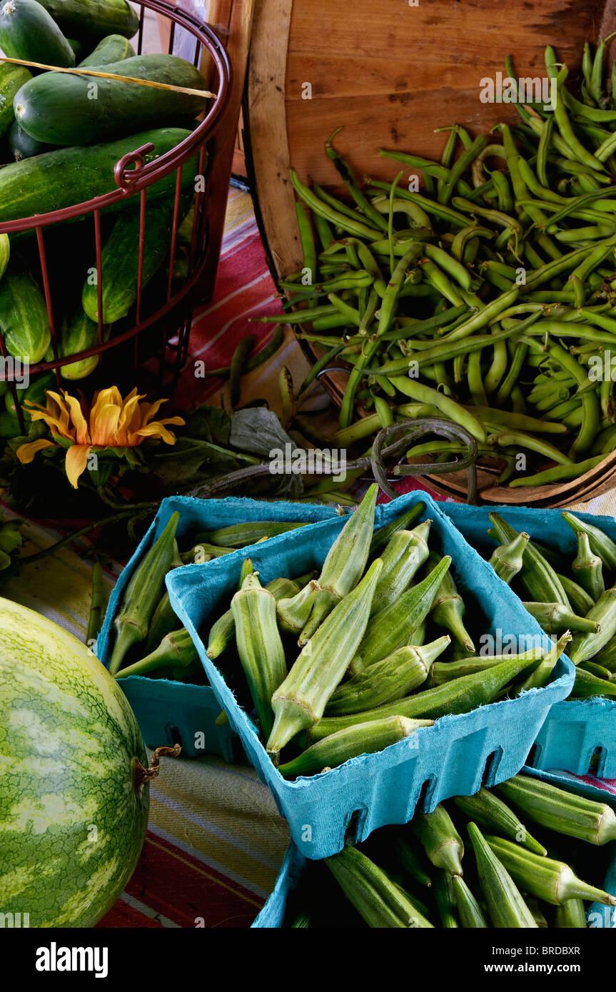 L'okra, Fagiolini cetrioli ed anguria al mercato degli agricoltori a New Albany, Indiana Foto Stock
