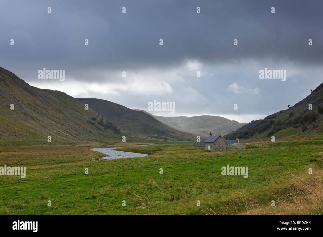 Visualizzare la Findhorn valley durante le tempeste. Foto Stock