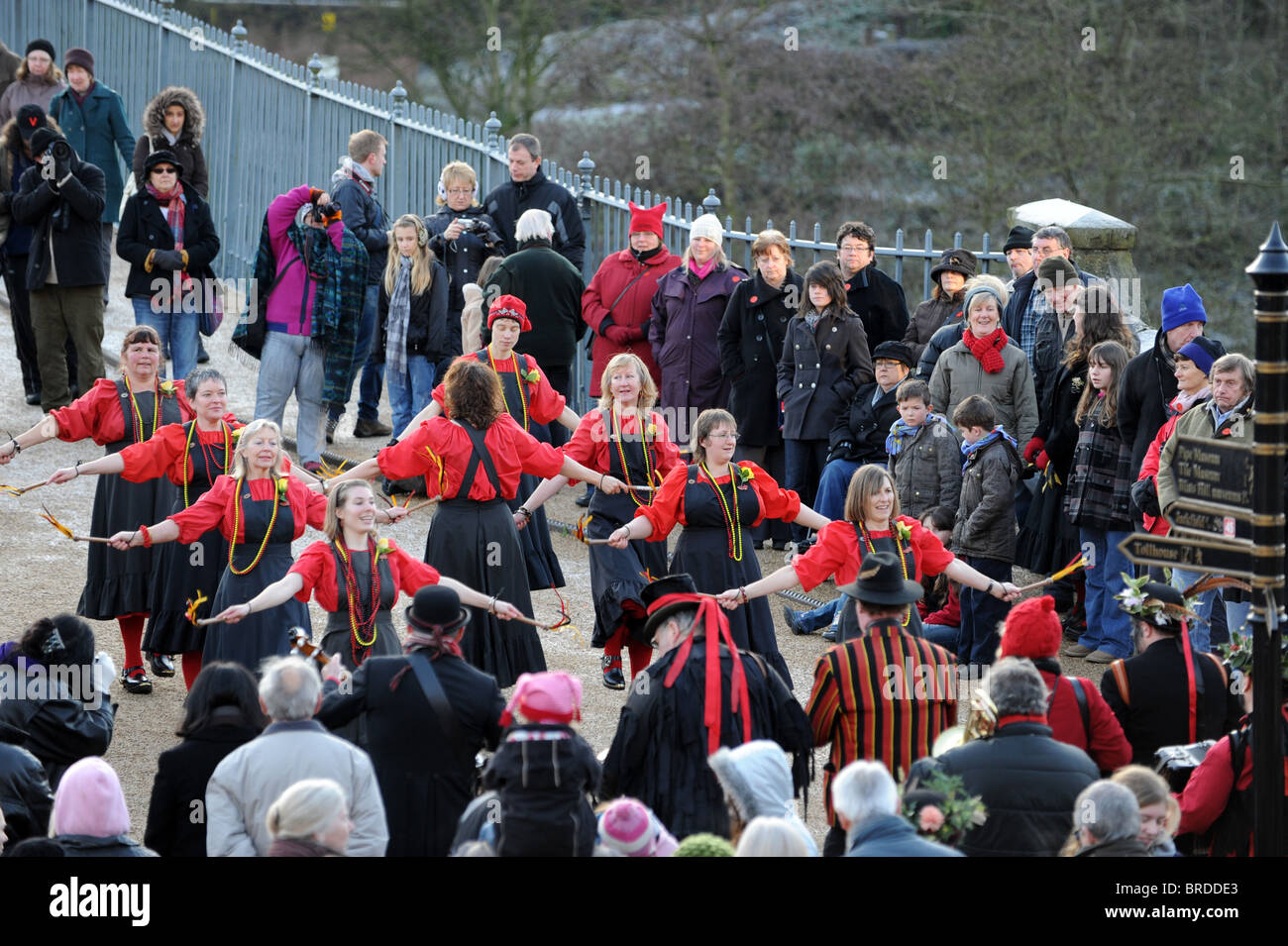 Il Ironmen e Severn doratori morris ballerini eseguono sul Ironbridge il giorno di nuovi anni Foto Stock