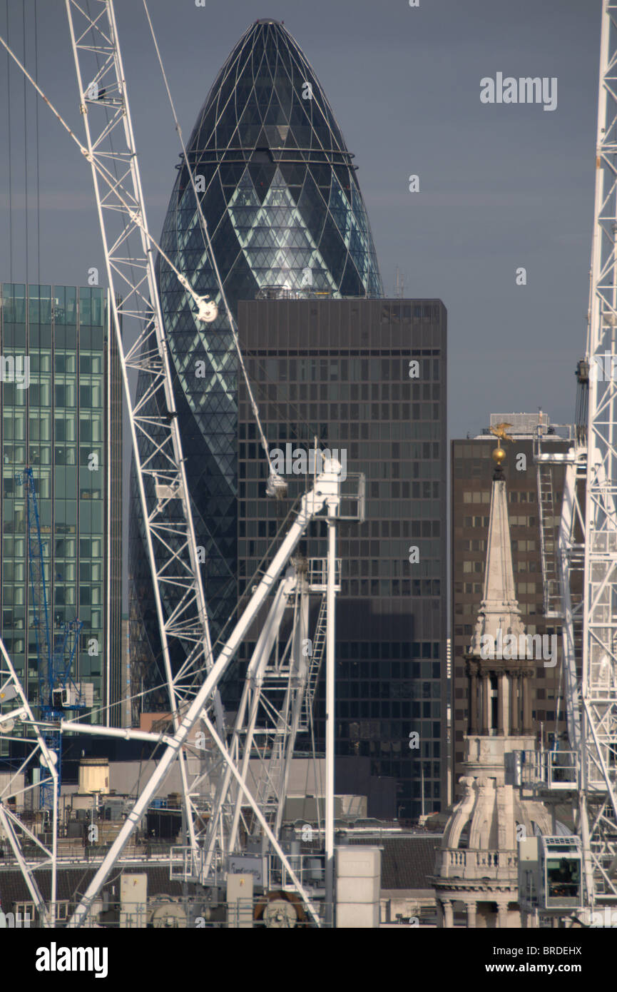 City of London skyline con gru Foto Stock