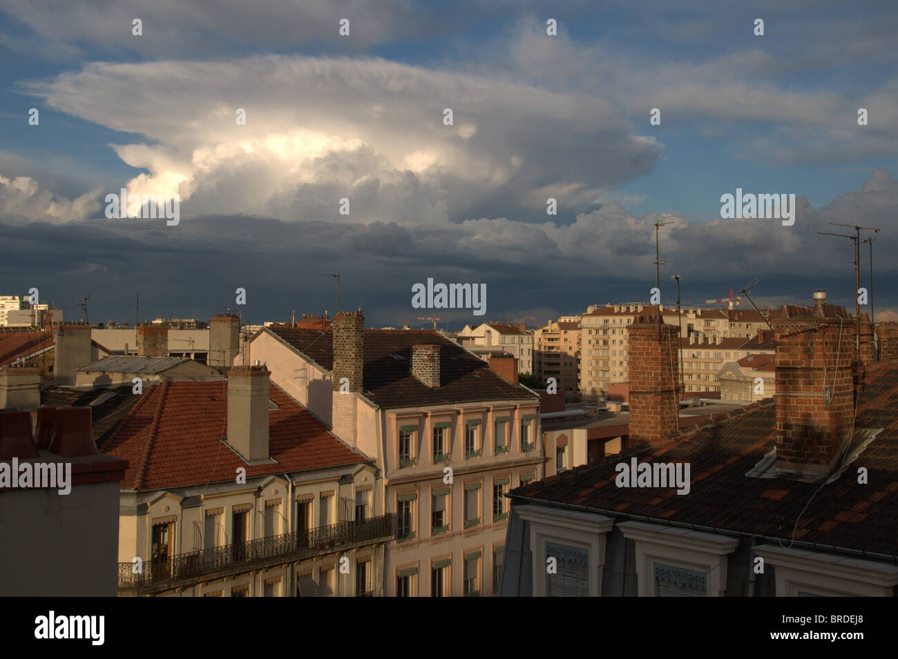 Storm cloud al di sopra della città Foto Stock