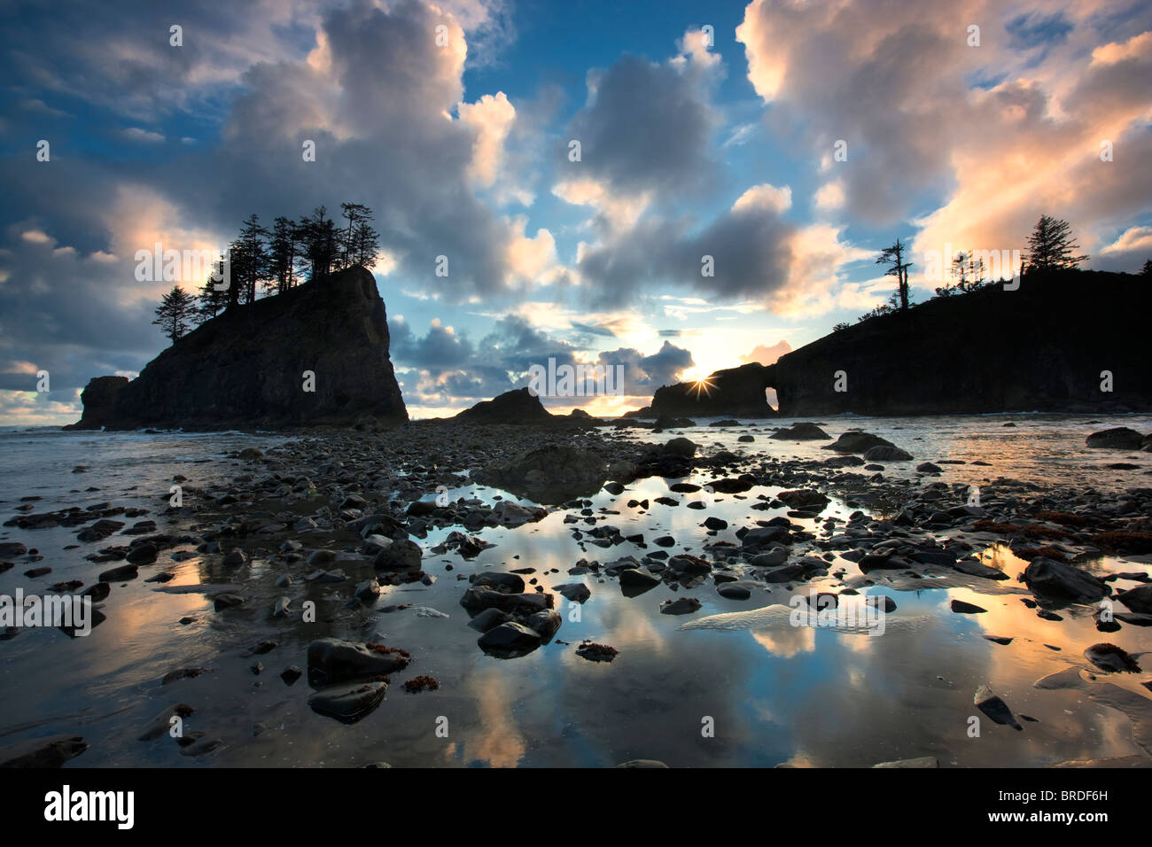 La seconda spiaggia tramonto con le nuvole e la riflessione a bassa marea. Il Parco nazionale di Olympic, Washington. Foto Stock