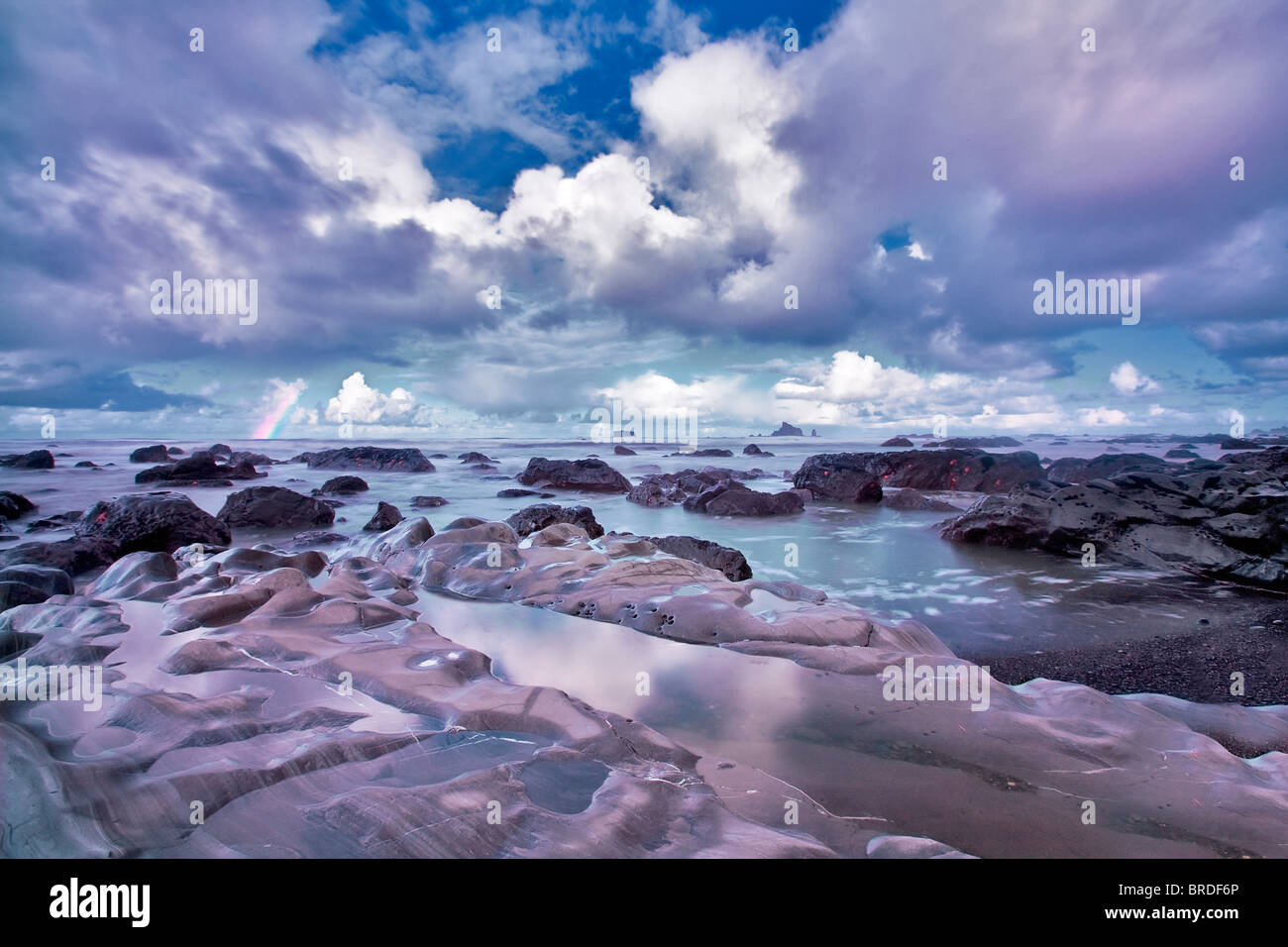 Nuvole e arcobaleno a Rialto Beach. Il Parco nazionale di Olympic, Washington Foto Stock