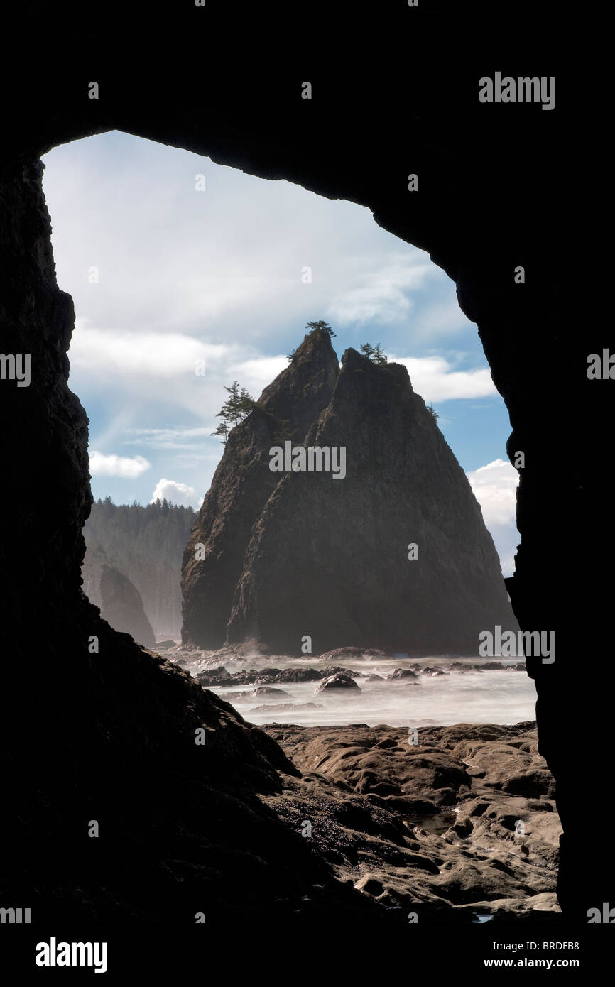 Split Rock come visto attraverso arch a Rialto Beach. Il Parco nazionale di Olympic, Washington Foto Stock