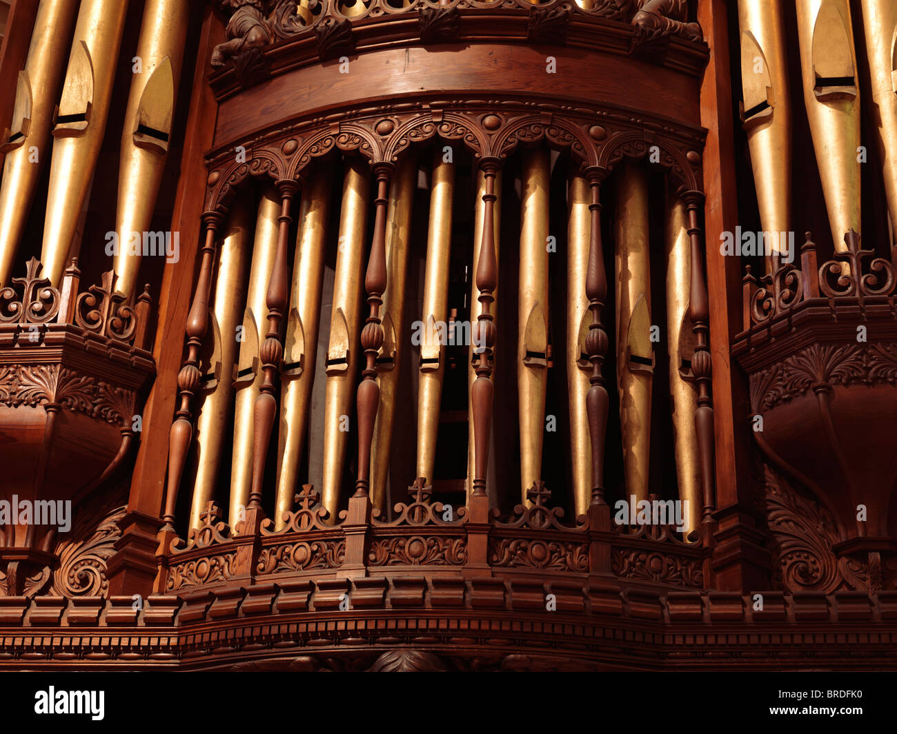 Cattedrale organo a canne con elaborate sculture in legno. La Chiesa Cattedrale di San Giacomo, Toronto, Ontario, Canada. Foto Stock