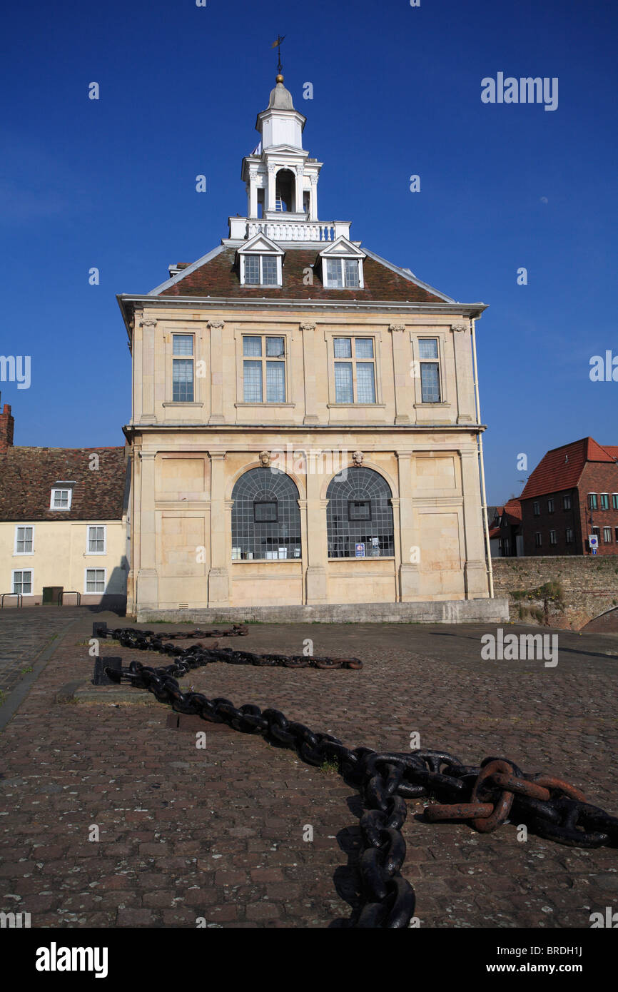 Il magnifico Custom House, Kings Lynn, Norfolk, Inghilterra su un limpido mattino soleggiato con profondo cielo blu Foto Stock