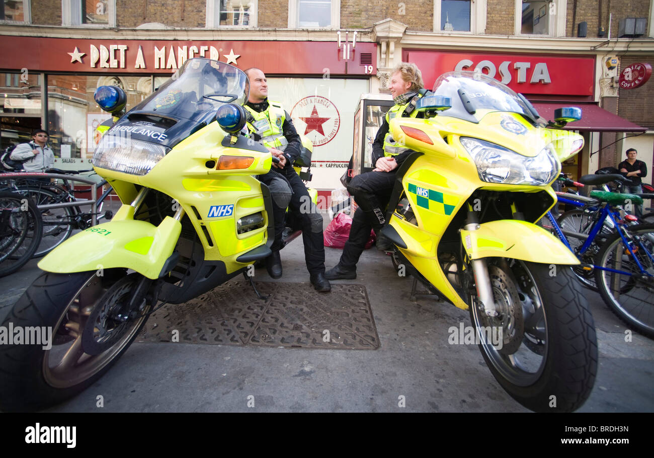 NHS ambulanza i motociclisti parcheggiato fino al di fuori dalla stazione di Liverpool Street London Foto Stock