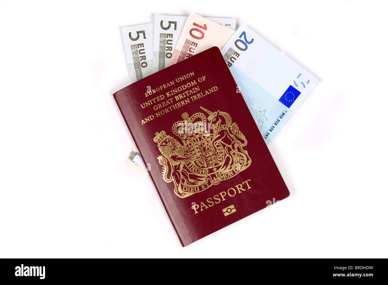 Gruppo di banconote in euro all'interno di un passaporto britannico contro uno sfondo bianco Foto Stock