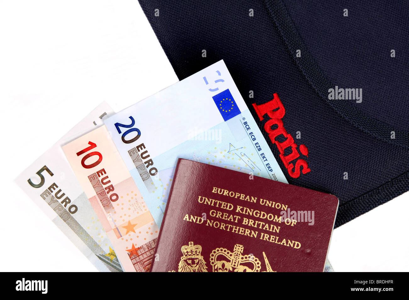 Euro denaro un passaporto britannico e una cartella la promozione di Parigi insieme contro uno sfondo bianco Foto Stock