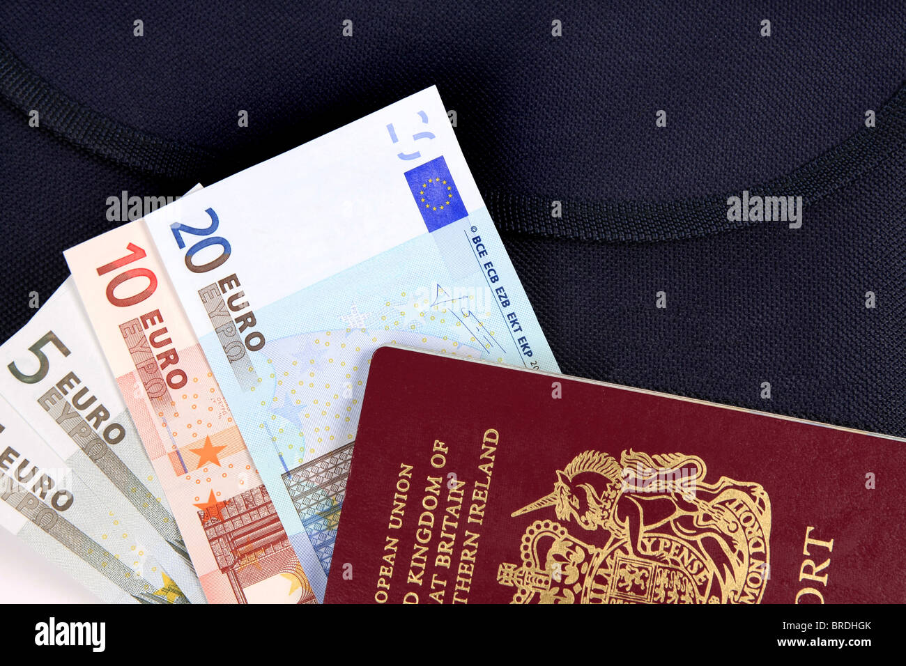 Euro denaro un passaporto britannico e una custodia da viaggio Foto Stock