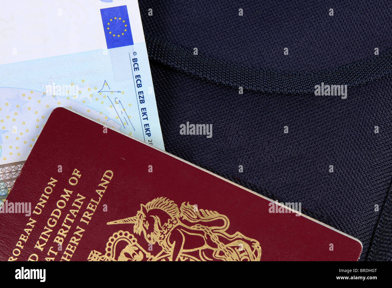 Euro denaro un passaporto britannico e una custodia da viaggio Foto Stock