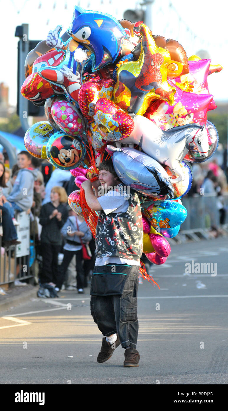 Palloni di elio, uomo vendita di palloni di elio, REGNO UNITO Foto Stock