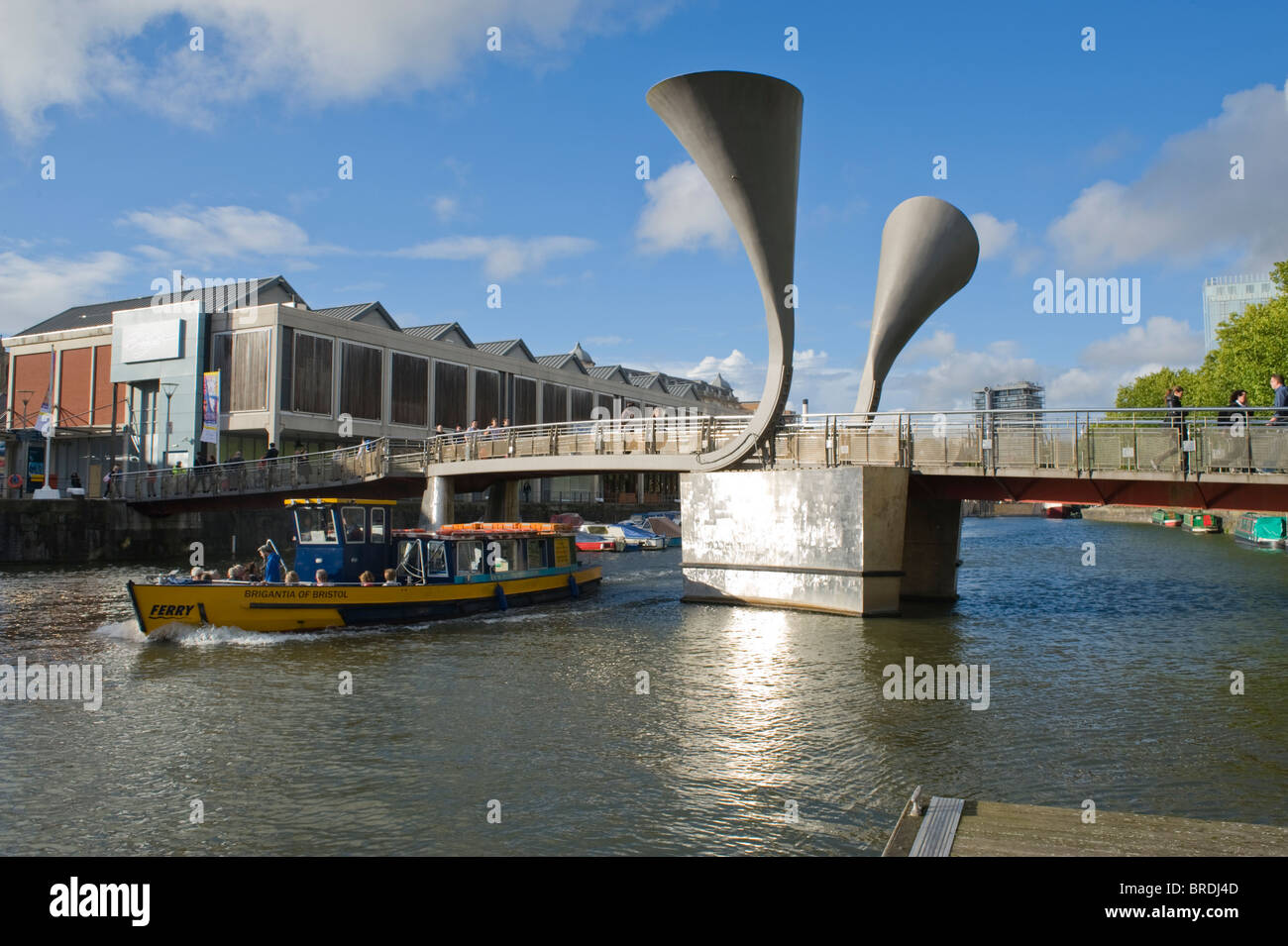 Il traghetto passa sotto il moderno ponte pedonale attraverso la floating harbour a stretto molo nel centro di Bristol Foto Stock