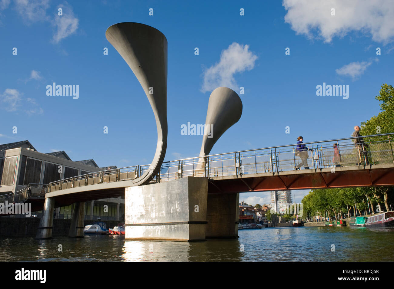 Passerella Pedonale moderna attraverso la floating harbour a stretto molo nel centro di Bristol Foto Stock
