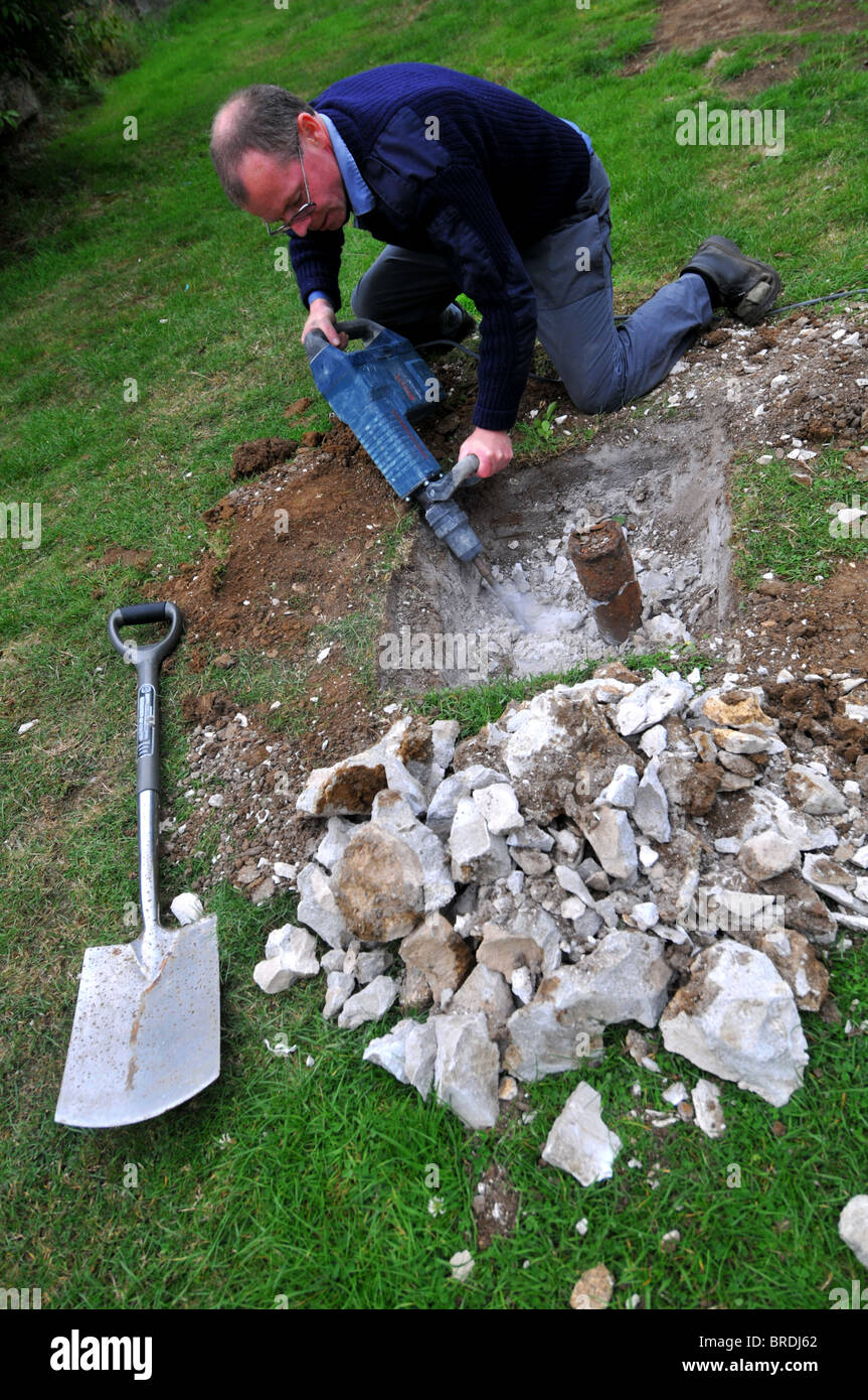 Jackhammer, uomo utilizzando un trapano pneumatico o jackhammer tool per la disgregazione del calcestruzzo Foto Stock