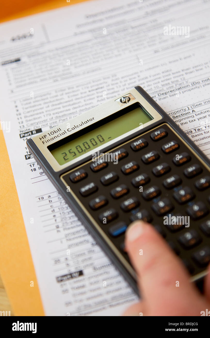 Calcolatrice calcolo delle imposte sul reddito Le imposte sul reddito forma, le spese e il reddito Foto Stock