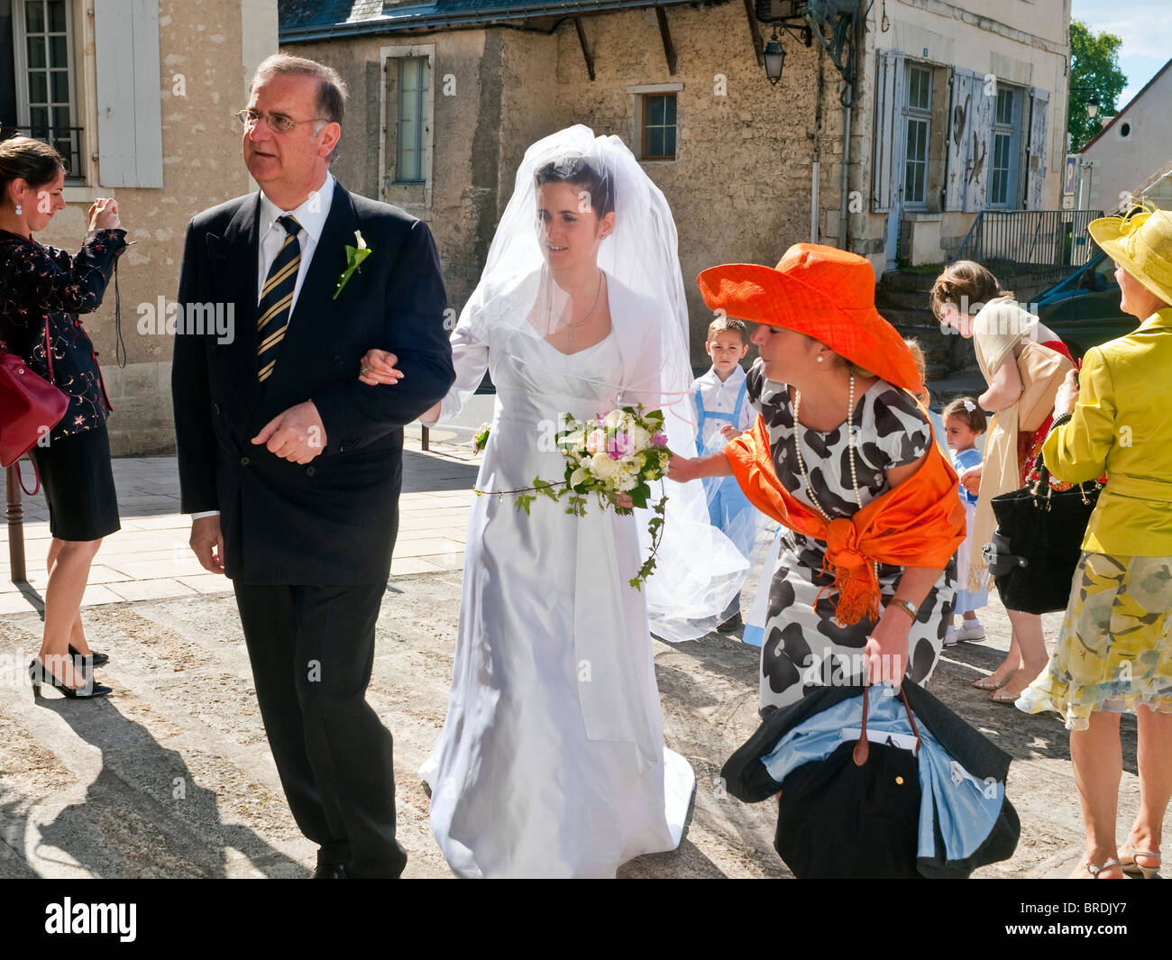 Sposa con il padre e la pagina di ragazzi e ragazze azienda treno nuziale - Francia. Foto Stock