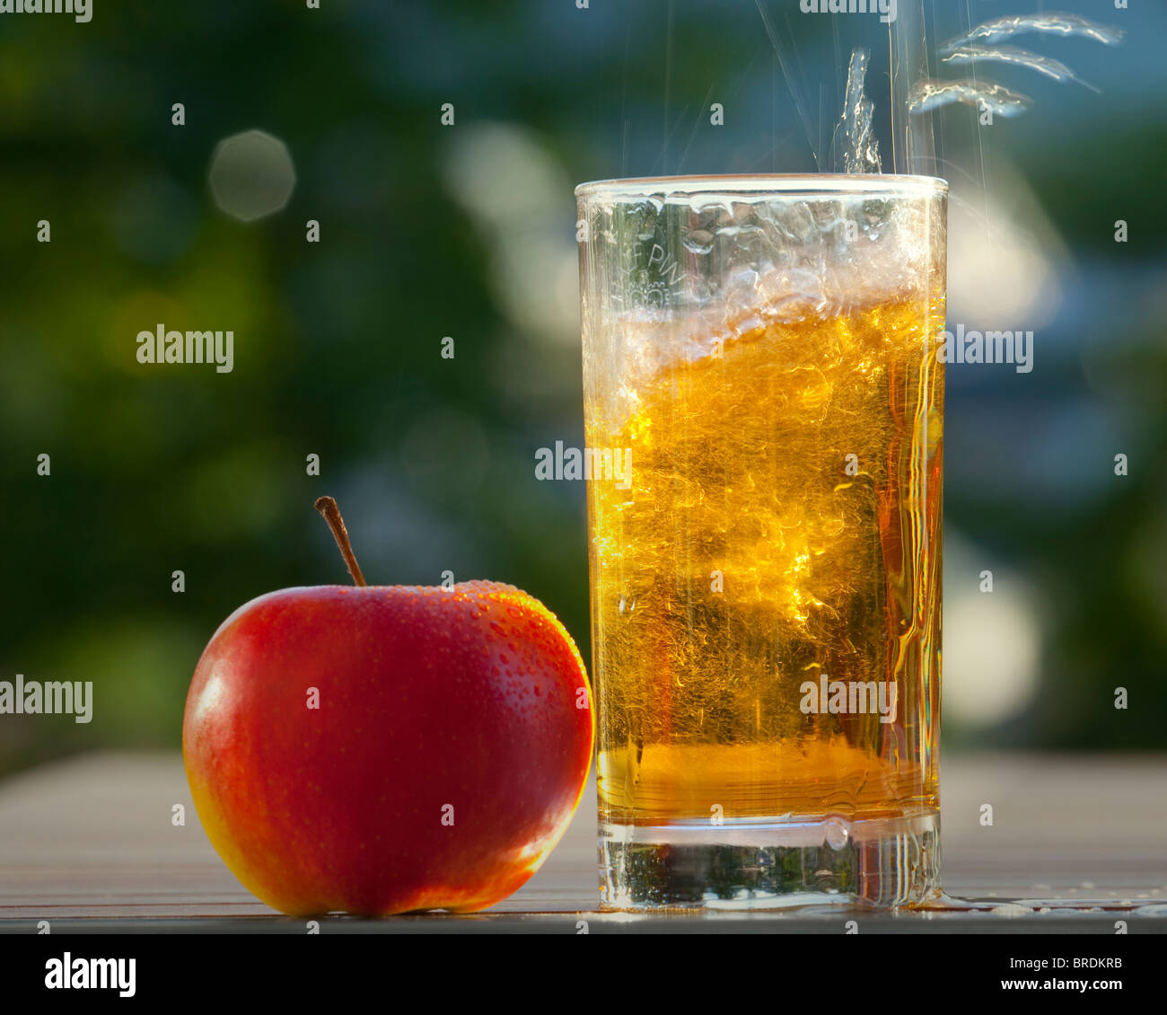 CONCETTO ALIMENTARE: Mela fresca e bicchiere di succo di mela Foto Stock