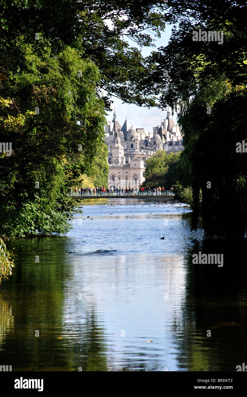 Vista del lago, il St James Park, St. James's, City of Westminster, Greater London, England, Regno Unito Foto Stock