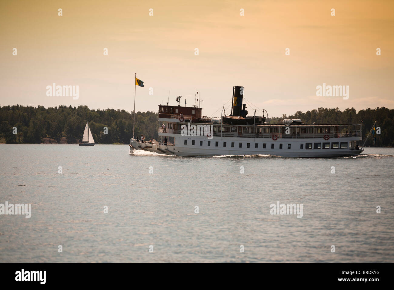 Nave passeggeri in svedese arcipelago di Stoccolma, yacht a vela dietro. Foto Stock