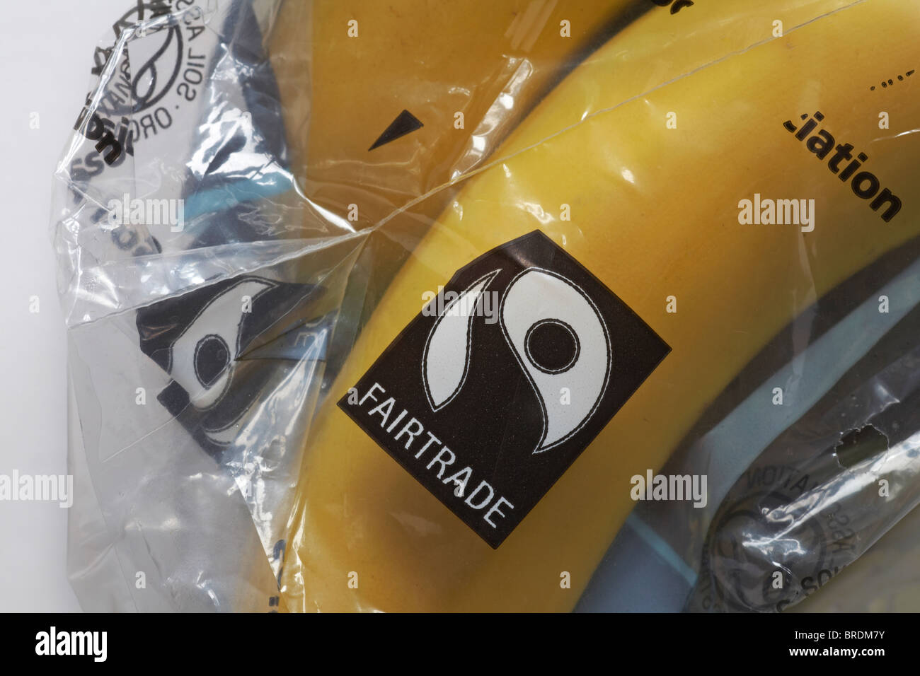 Fairtrade banane in involucro che mostra il logo Fairtrade Fairtrade - simbolo del logo del commercio equo e solidale Foto Stock
