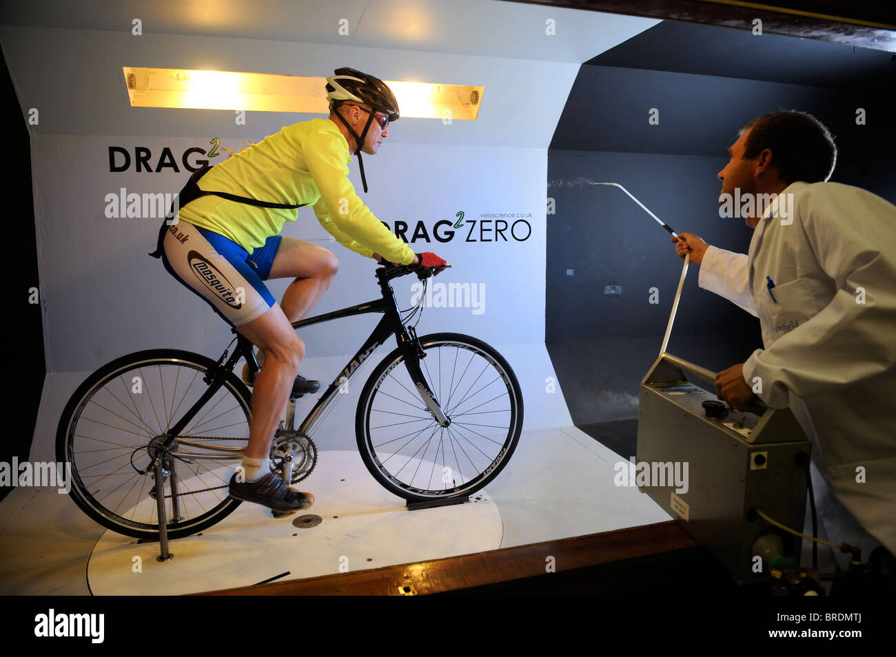 Esperto di aerodinamica Simon Smart utilizza una prova del fumo in una galleria del vento esperimento per abbigliamento ciclismo e bicicletta da corsa design Foto Stock