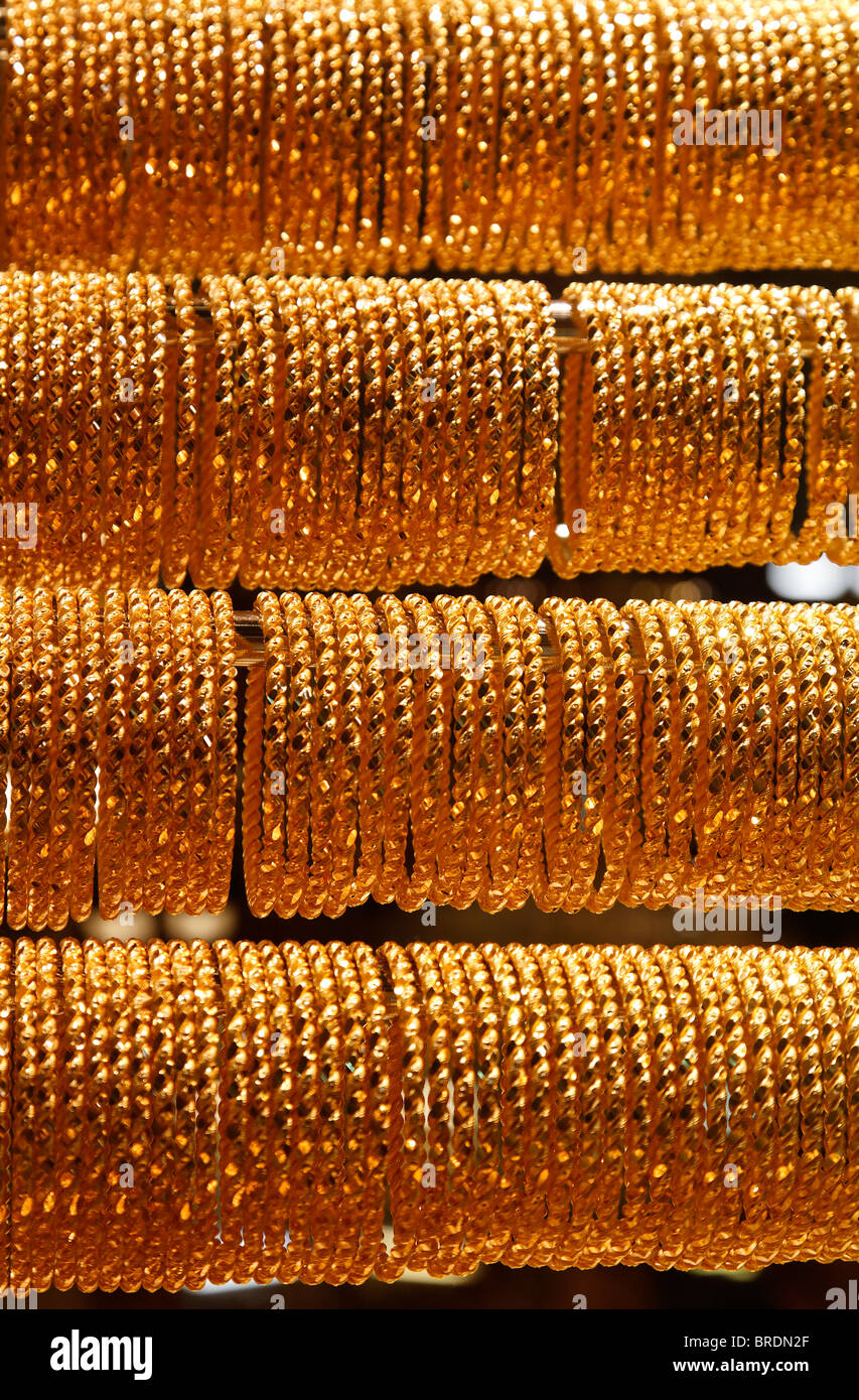 Display negozio di bracciali in oro all'interno del Grand Bazaar, Istanbul, Turchia Foto Stock