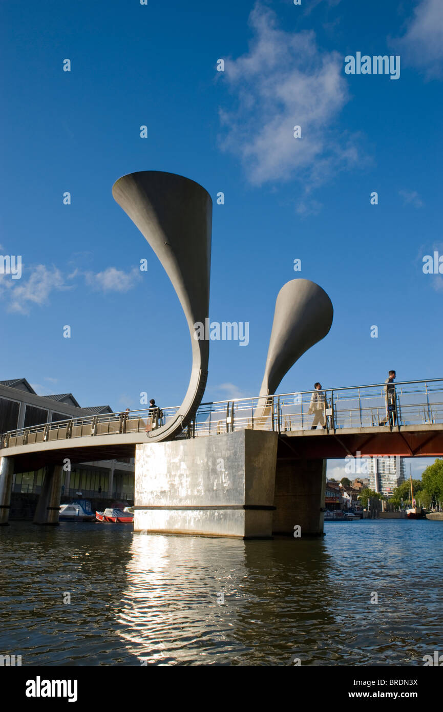 Passerella Pedonale moderna attraverso la floating harbour a stretto molo nel centro di Bristol Foto Stock