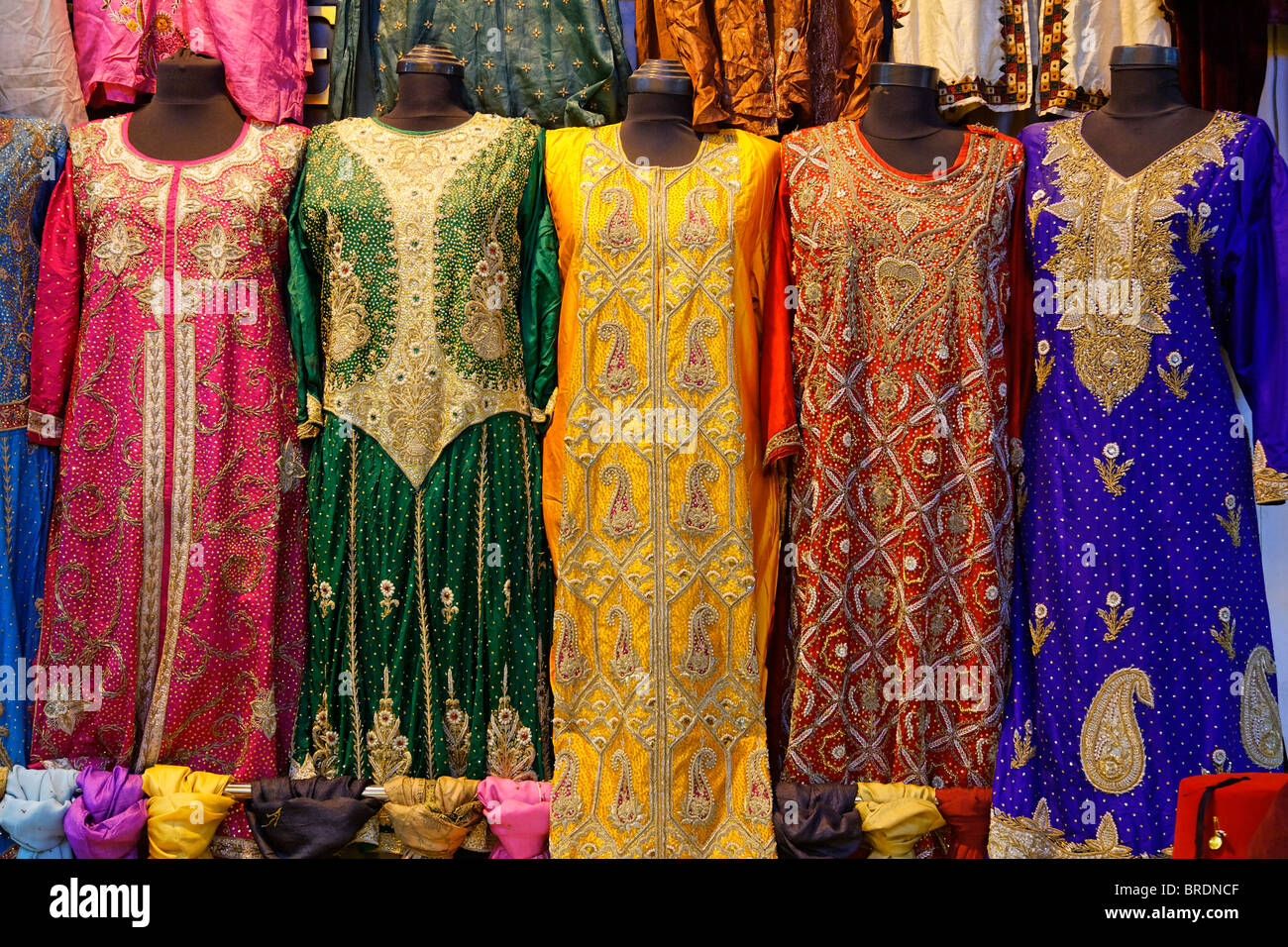 Display negozio di vestiti all'interno del Grand Bazaar, Istanbul, Turchia  Foto stock - Alamy