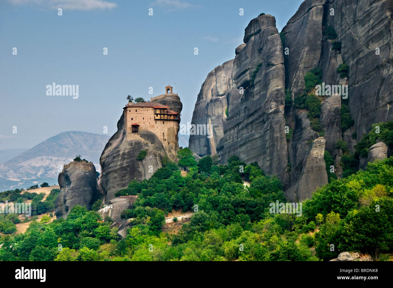 Il San Nicola Anapafsas Monastero tra le spettacolari montagne METEORA Meteora,, pianura della Tessaglia, in Grecia, in Europa Foto Stock