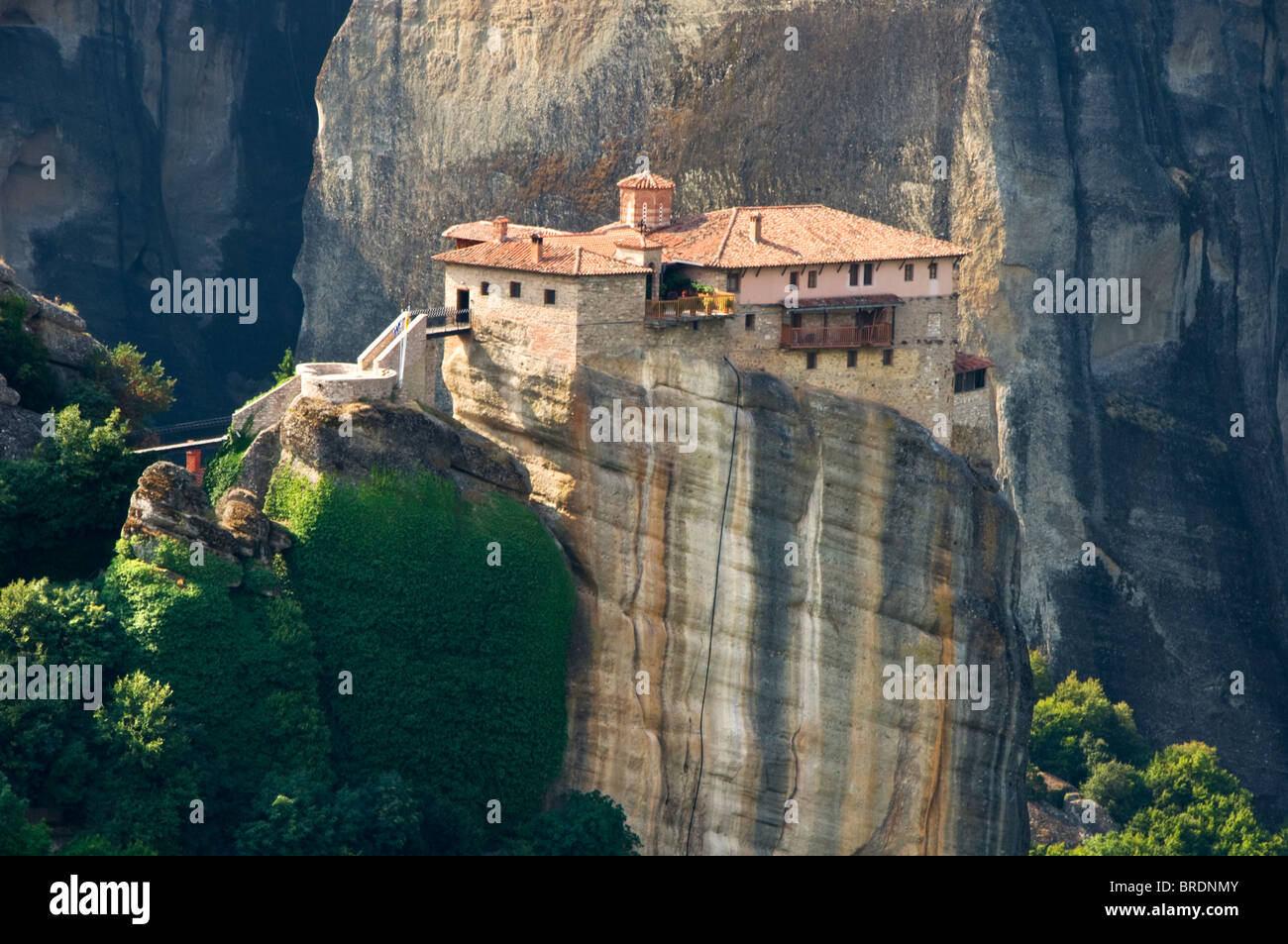 Il monastero Roussano tra le spettacolari montagne METEORA Meteora,, pianura della Tessaglia, in Grecia, in Europa Foto Stock