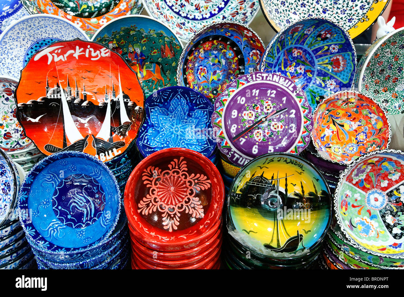 Display negozio di ceramica dipinta all'interno del Grand Bazaar, Istanbul, Turchia Foto Stock