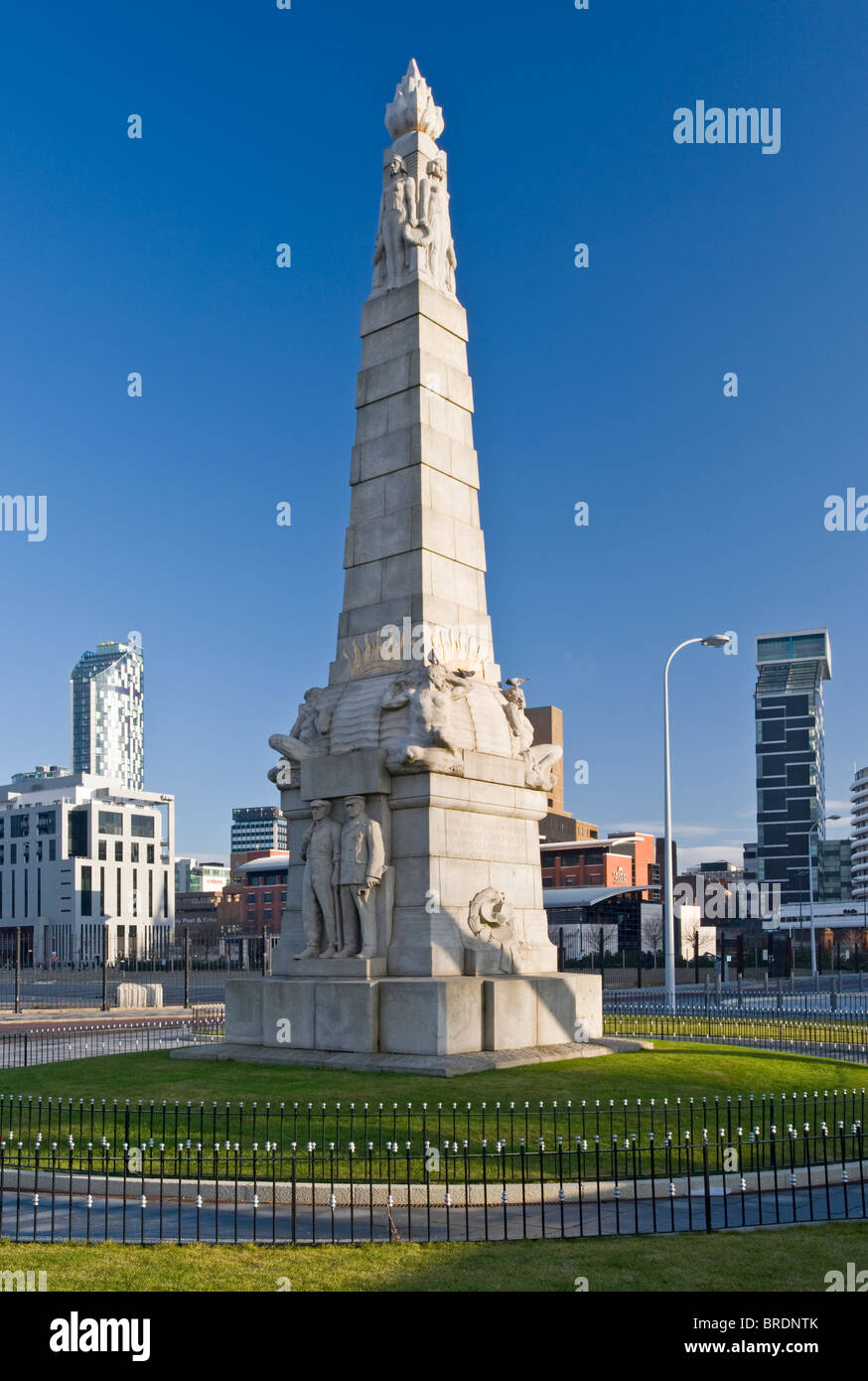 Il Titanic Memorial, Pier Head, Liverpool, Merseyside England, Regno Unito Foto Stock