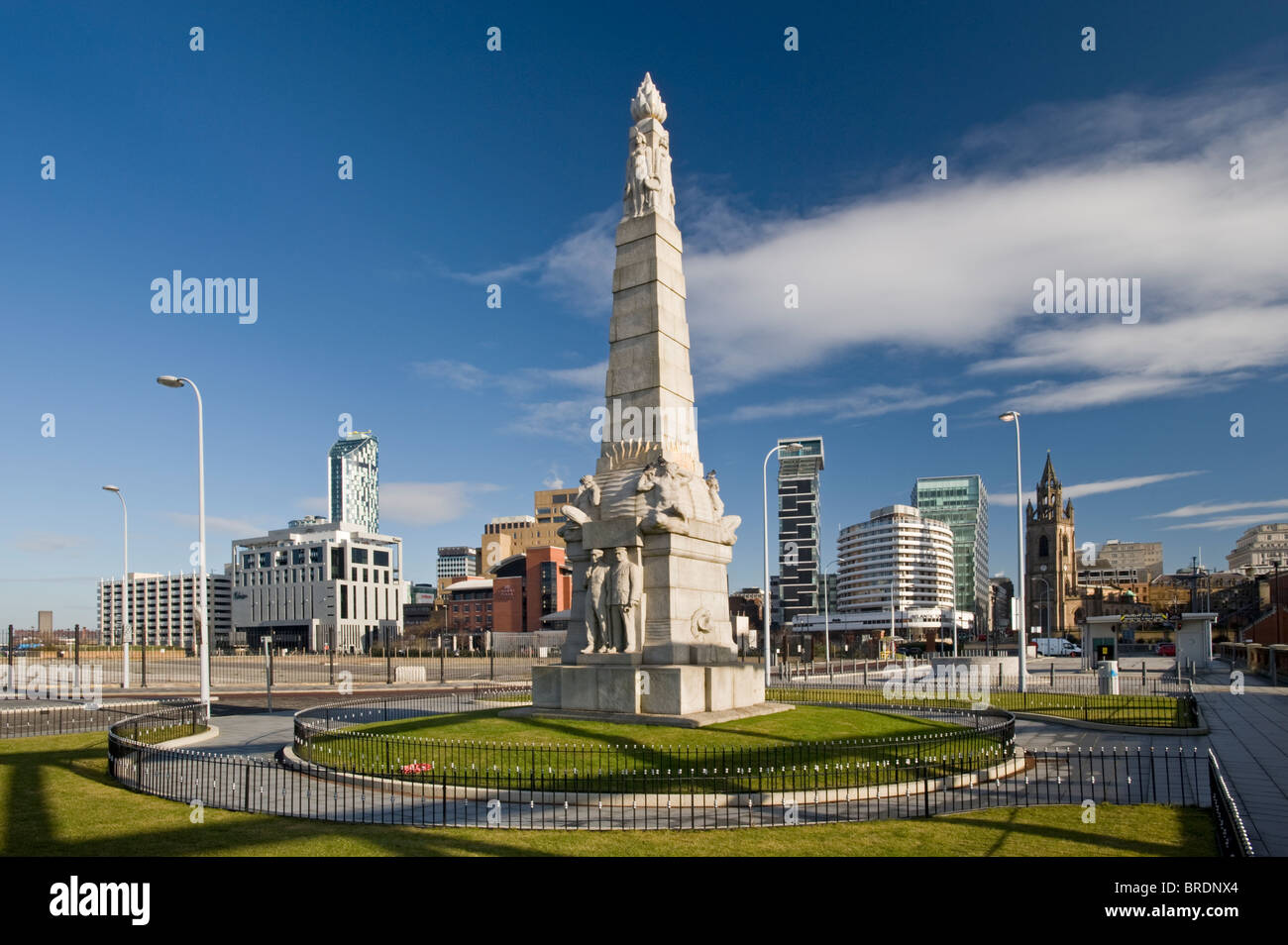 Il Titanic Memorial, Pier Head, Liverpool, Merseyside England, Regno Unito Foto Stock